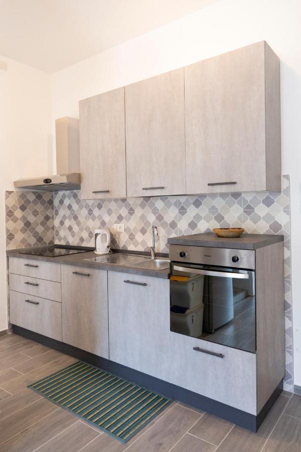 Gray Pearl - Modern Apartment In City Center 阿罗纳 外观 照片